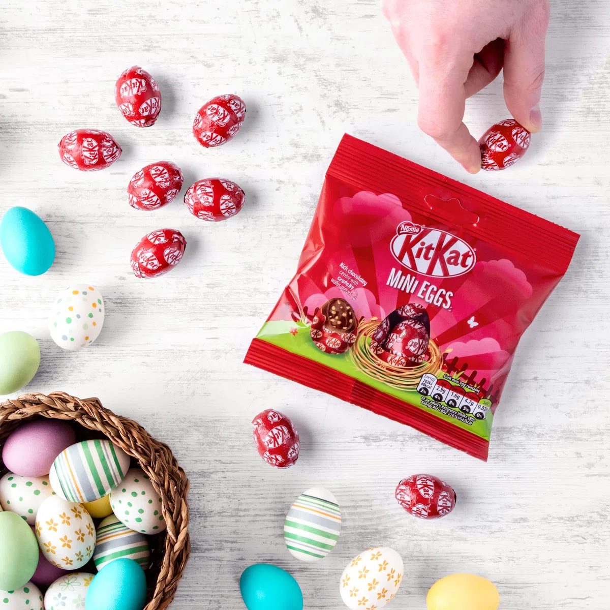 NESTLÉ KITKAT Mini Eggs, małe jajka czekoladowe z mlecznej czekolady z kremowym wypełnieniem i kostkami, 1 opakowanie (1 x 90 g)