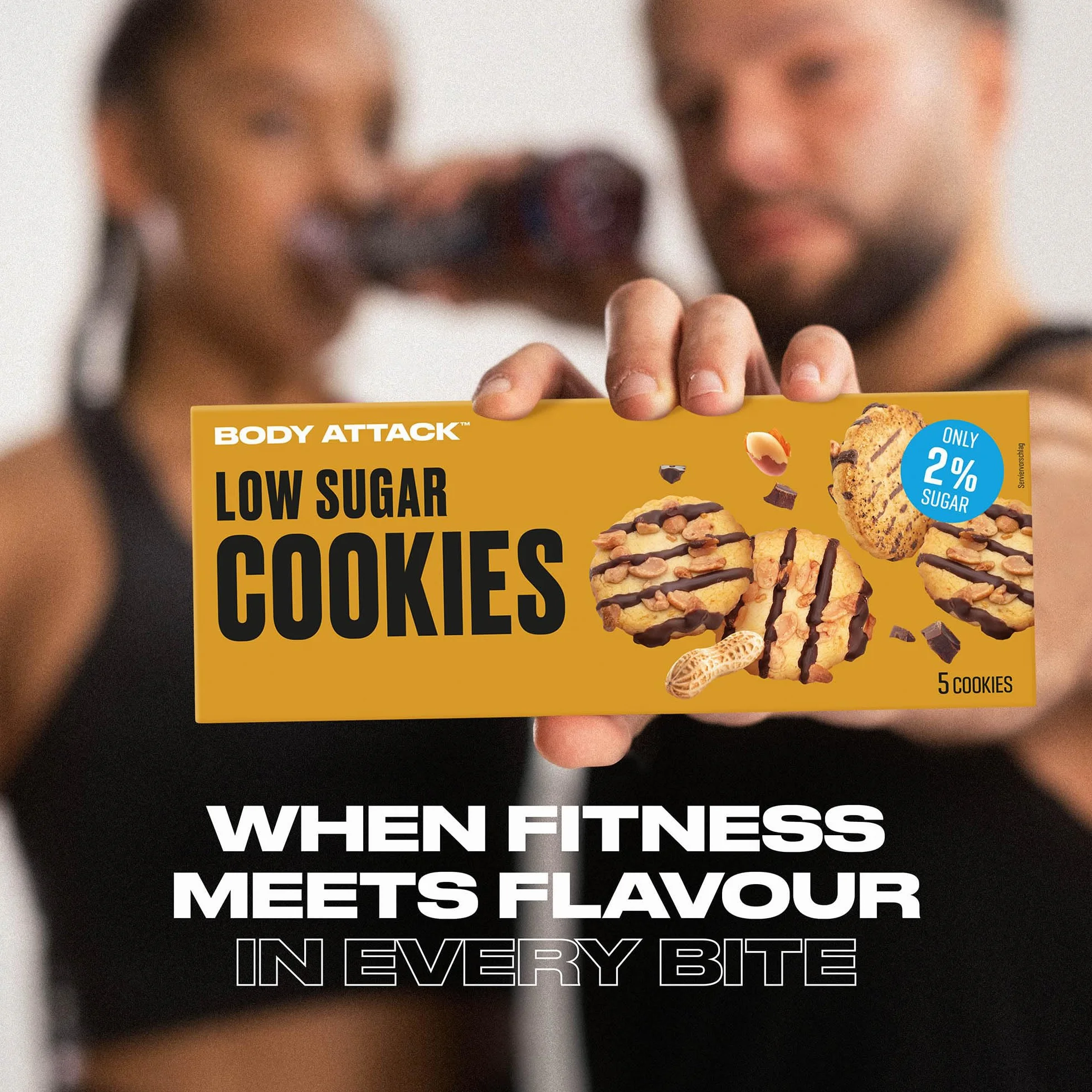 BODY ATTACK LOW SUGAR COOKIES - Peanut Choc – 125 g – pyszne odmiany z niewielką ilością cukru lub bez cukru – ciasteczka z białkiem – bogata w białko przekąska o niskiej zawartości cukru – bez