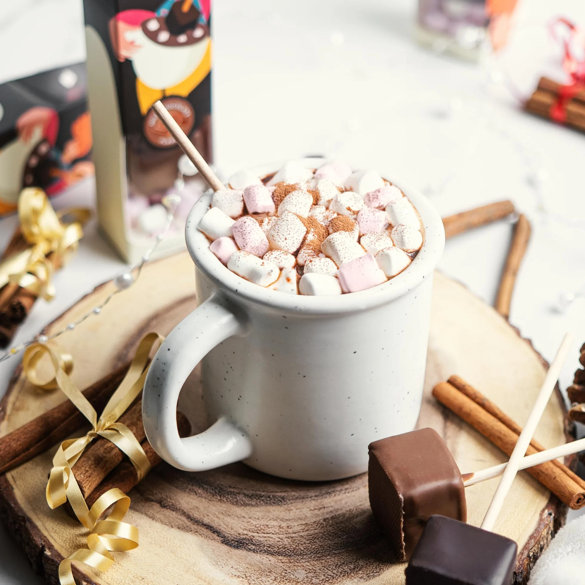 CHOCOLISSIMO – ChocoStick Orzech laskowy – Pomysł na prezent – Belgijska czekolada do picia z orzechami laskowymi na patyku z piankami marshmallow – orzechowa edycja zimowa – kremowy gorący napój